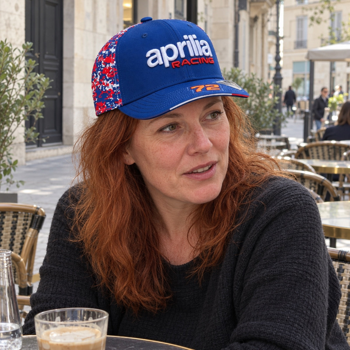 Aprilia Racing Marco Bezzecchi x New Era Team Cap – Le Mans Edition – ilustrační foto 2 (AI)