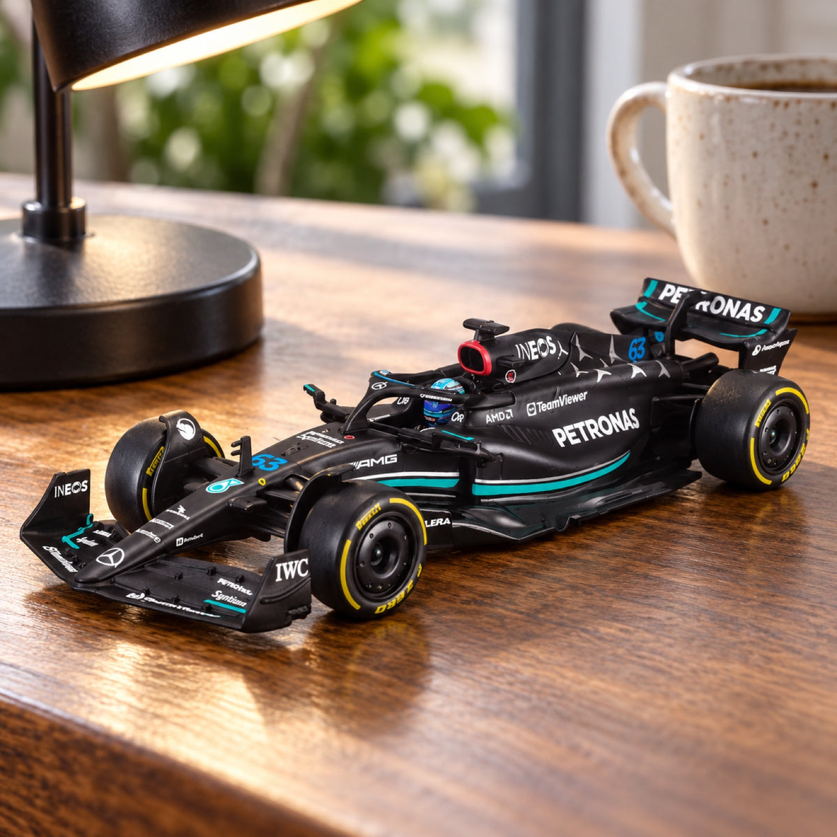 Model Bburago Mercedes-AMG PETRONAS F1 W14 #63 George Russell 2023 1:43 – Signature – ilustračné foto (AI)