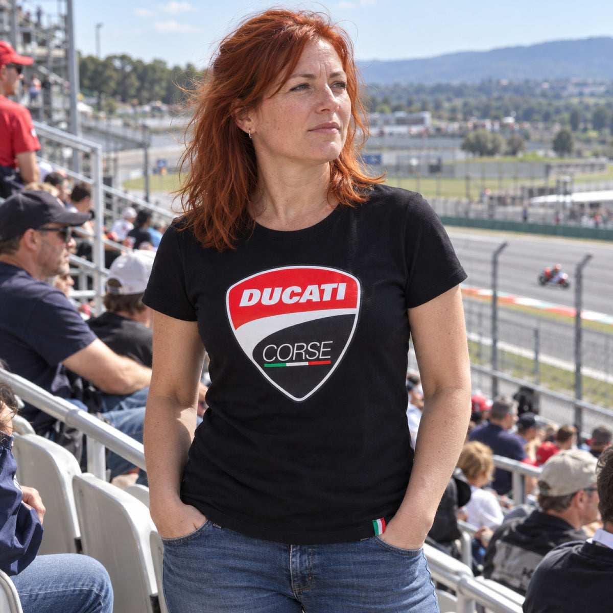Ducati Corse Women's Logo T-Shirt – Black – ilustrační foto (AI)