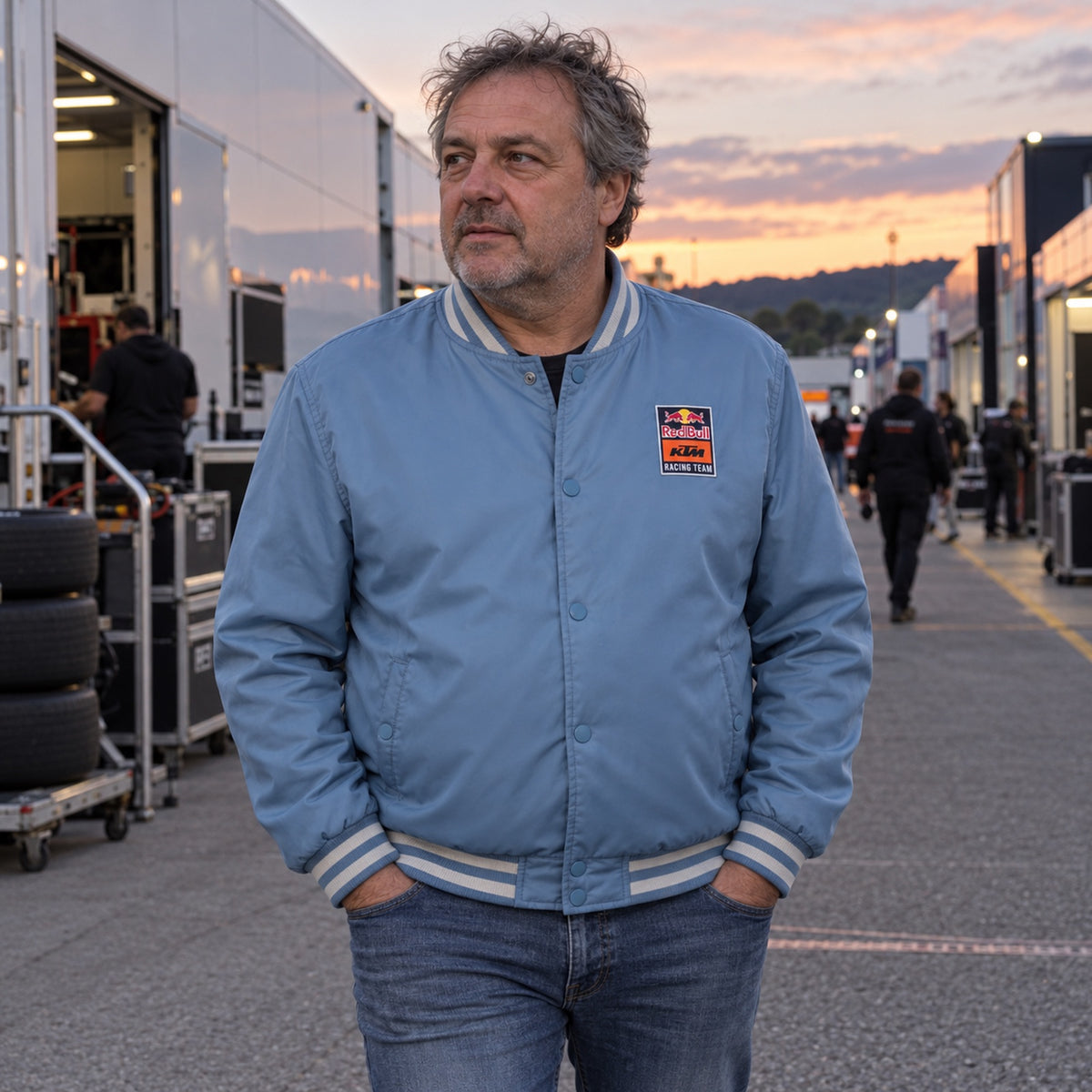 KTM Red Bull Racing DUSK Bomber Jacket – Light Blue – ilustrační foto (AI)