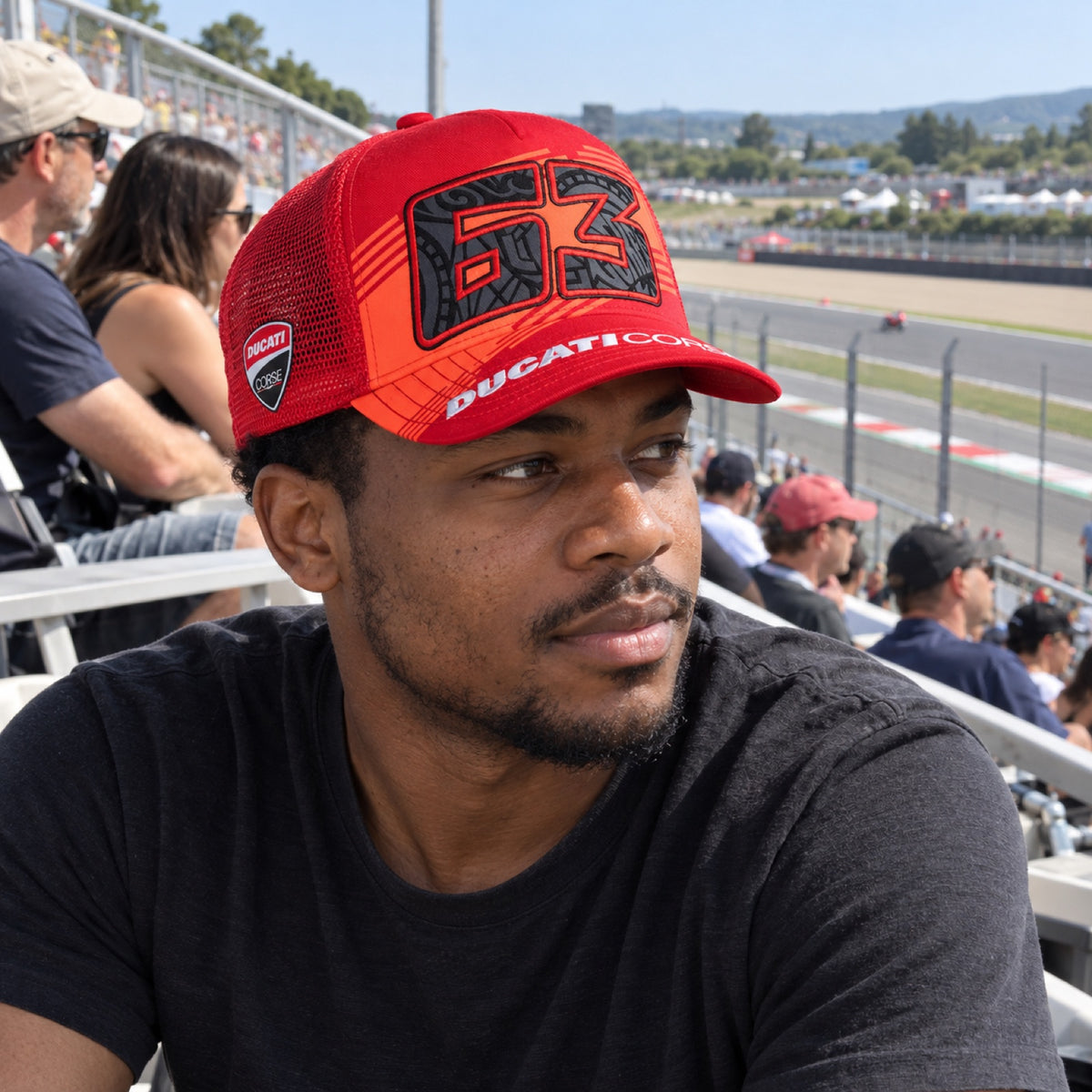 Ducati Corse Fan Cap – Pecco Bagnaia – ilustrační foto (AI)