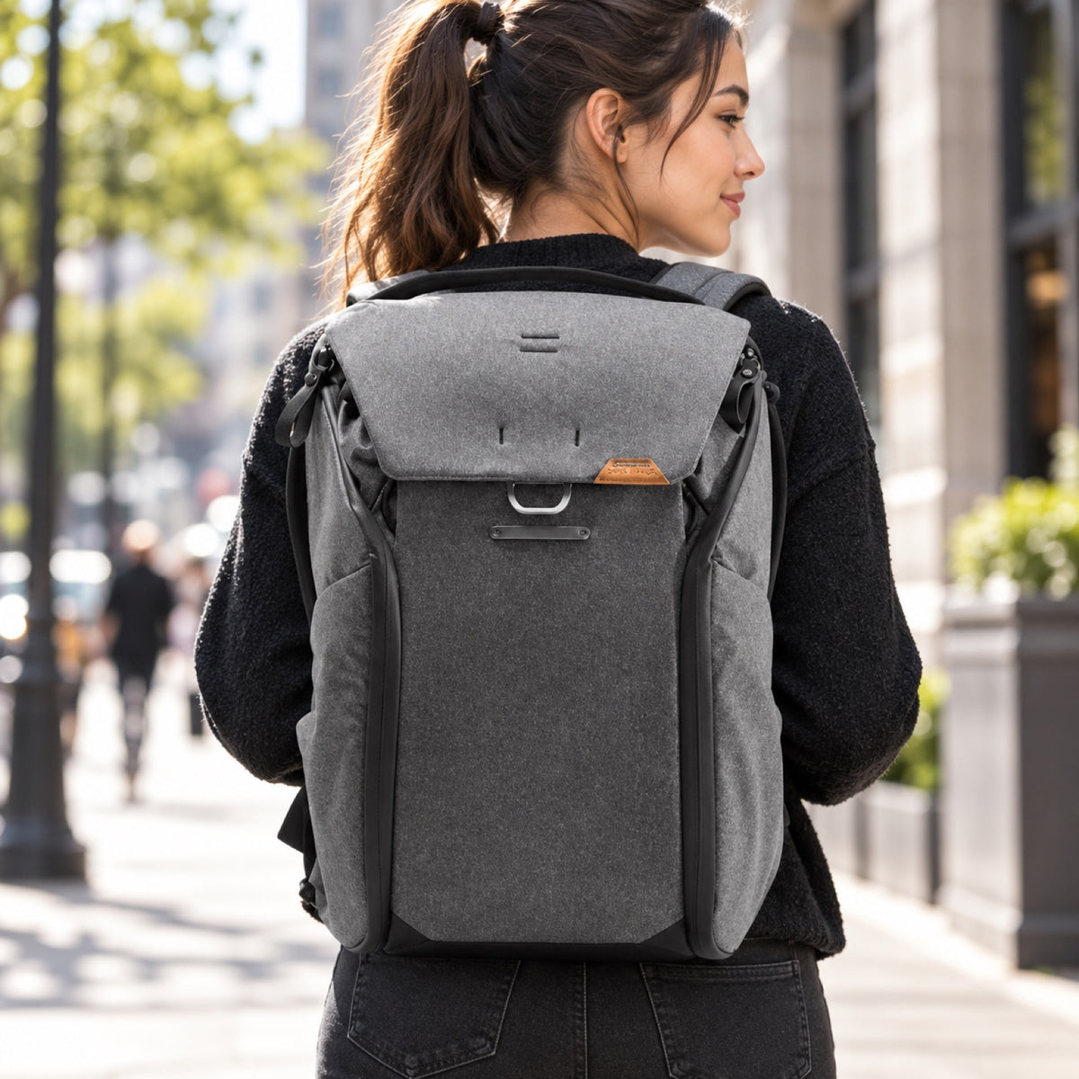 Peak Design Everyday Backpack 20L v2 – Charcoal – illustrative photo (AI)