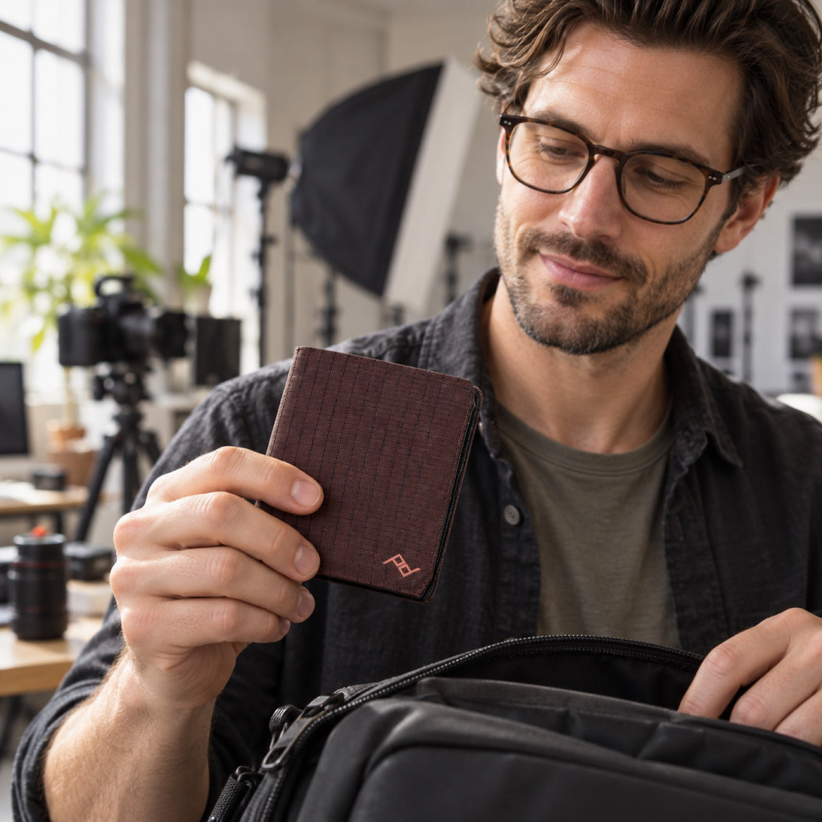 Peak Design Everyday Billfold Wallet – Eclipse – ilustračné foto (AI)