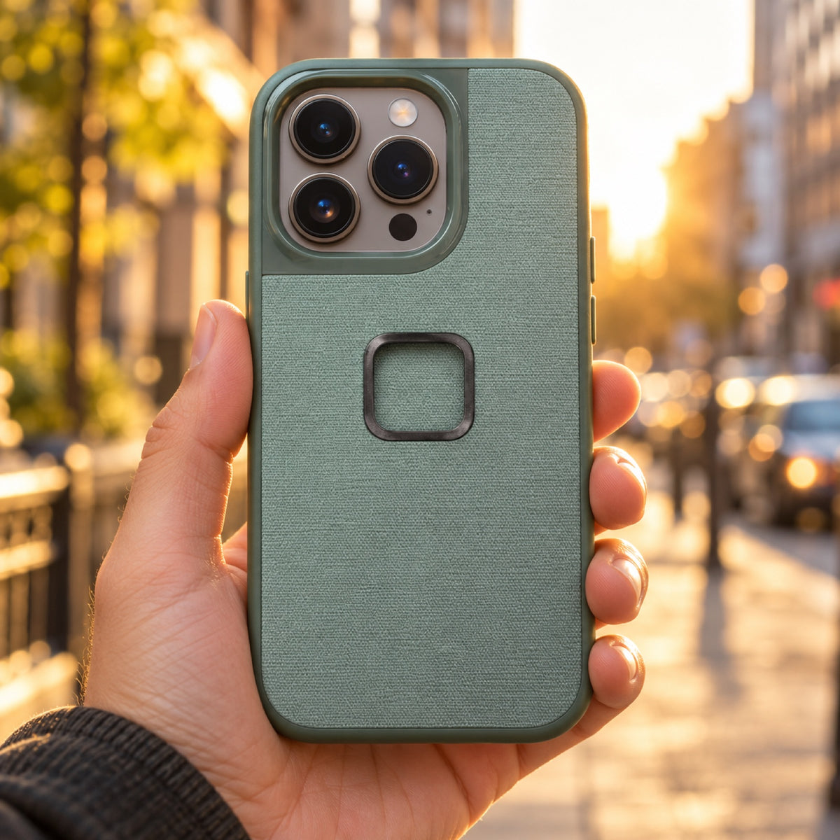 Peak Design Everyday Case iPhone 14 Pro – Sage – ilustračné foto (AI)