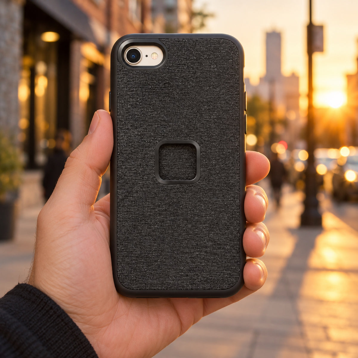 Peak Design Everyday Case iPhone SE – Charcoal – ilustračné foto (AI)