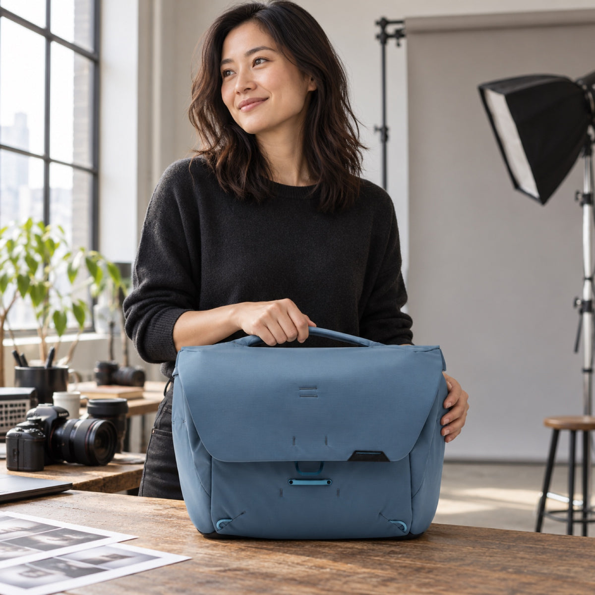 Peak Design Everyday Messenger 13L – Ocean – ilustračné foto (AI)