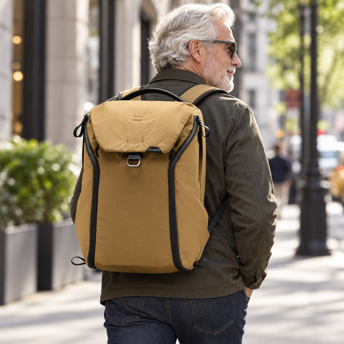 Peak Design Travel Backpack 30L – Coyote – illustrative photo (AI)