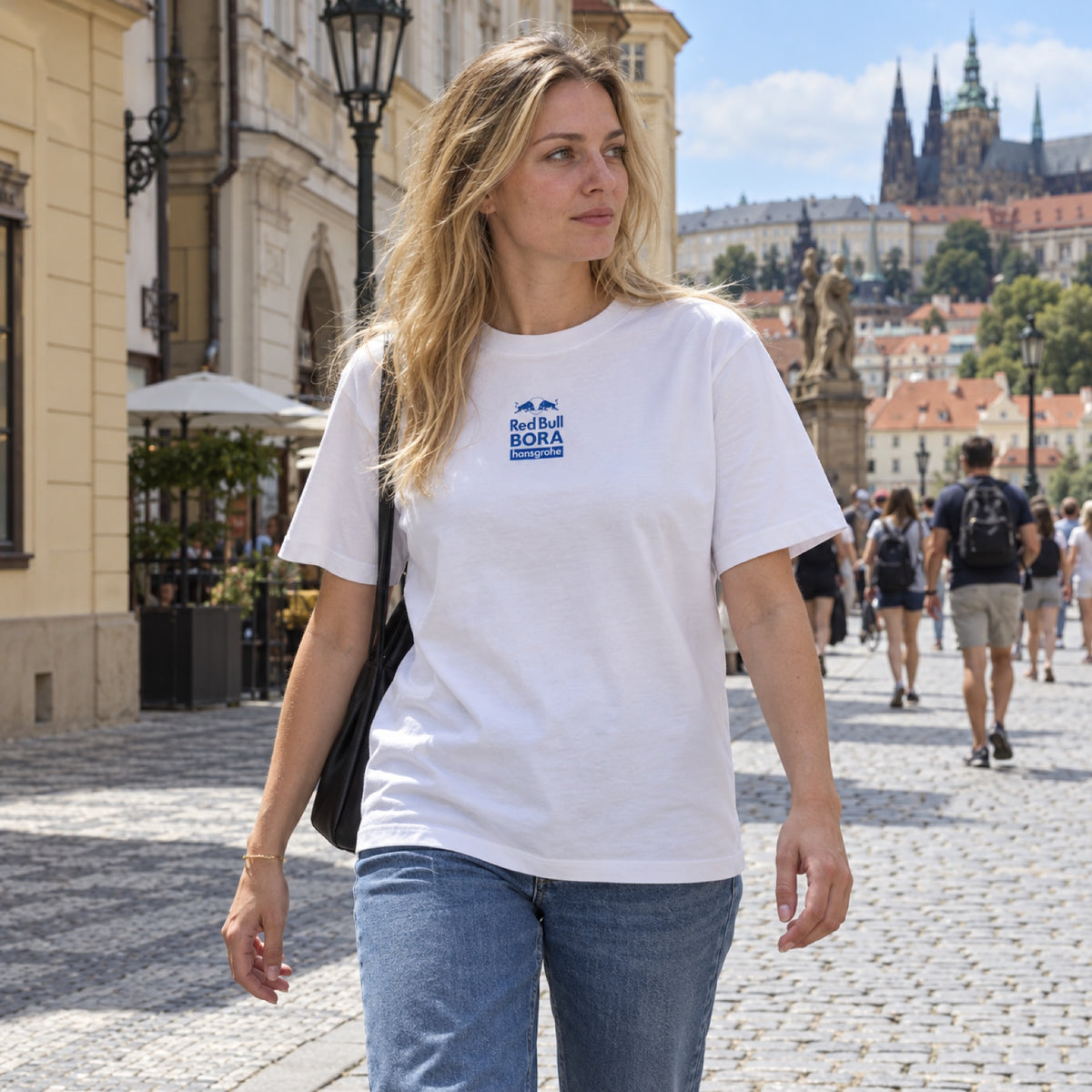 Red Bull Bora Hansgrohe Casual T-Shirt – White, ICONS Edition – ilustrační foto 2 (AI)
