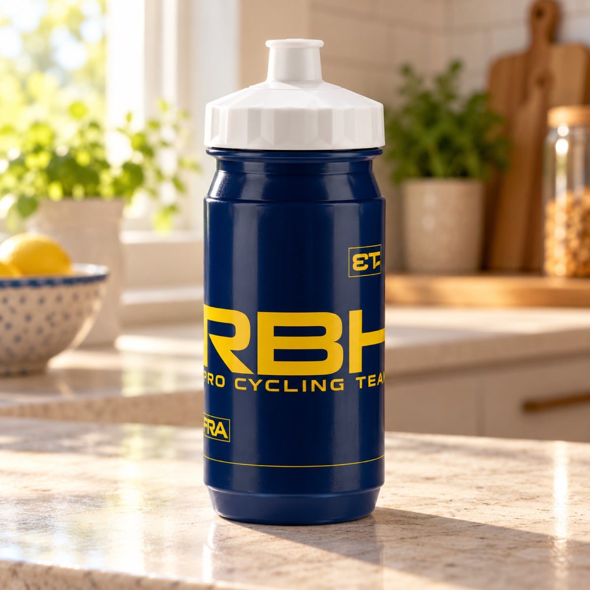 Fľaša na vodu Red Bull Bora Hansgrohe – Tour de France Edition 550 ml – ilustračné foto (AI)