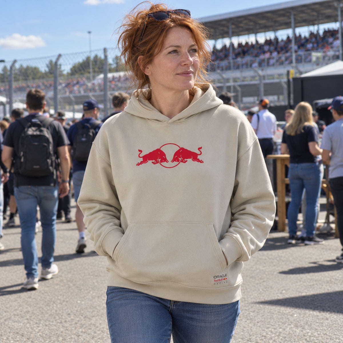Oracle Red Bull Racing SPARK Edition Hoodie with Logo – Sand – ilustrační foto 2 (AI)