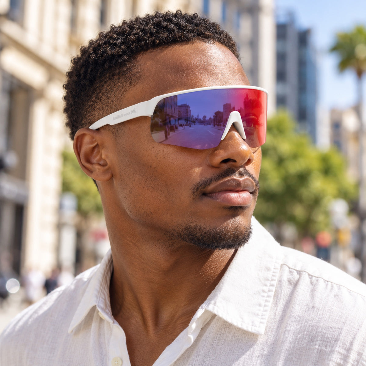 Slnečné okuliare Red Bull Spect DAKOTA – biele s modro-červeným sklom – ilustračné foto (AI)