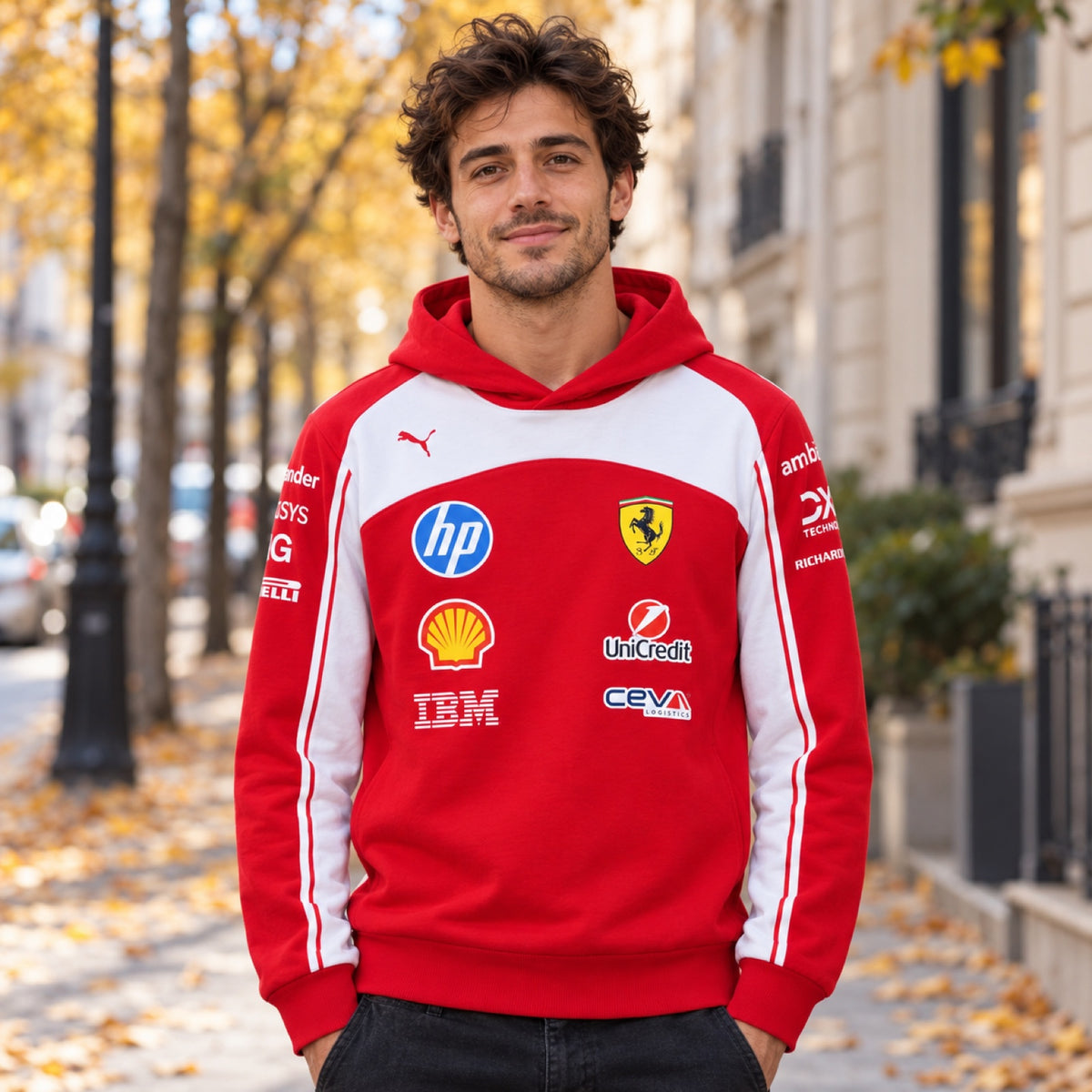 Tímová mikina s kapucňou Scuderia Ferrari F1 x Puma s logami sponzorov – ilustračné foto (AI)