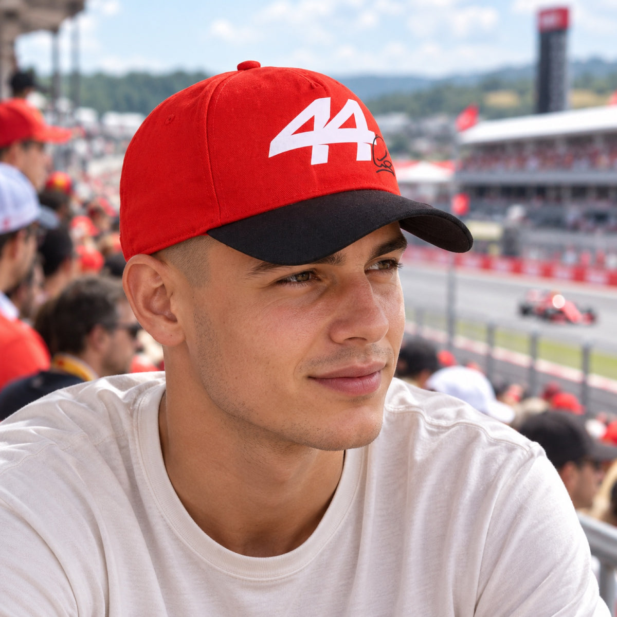 Šiltovka Lewis Hamilton Scuderia Ferrari F1 x Puma – fanúšikovská edícia – ilustračné foto (AI)
