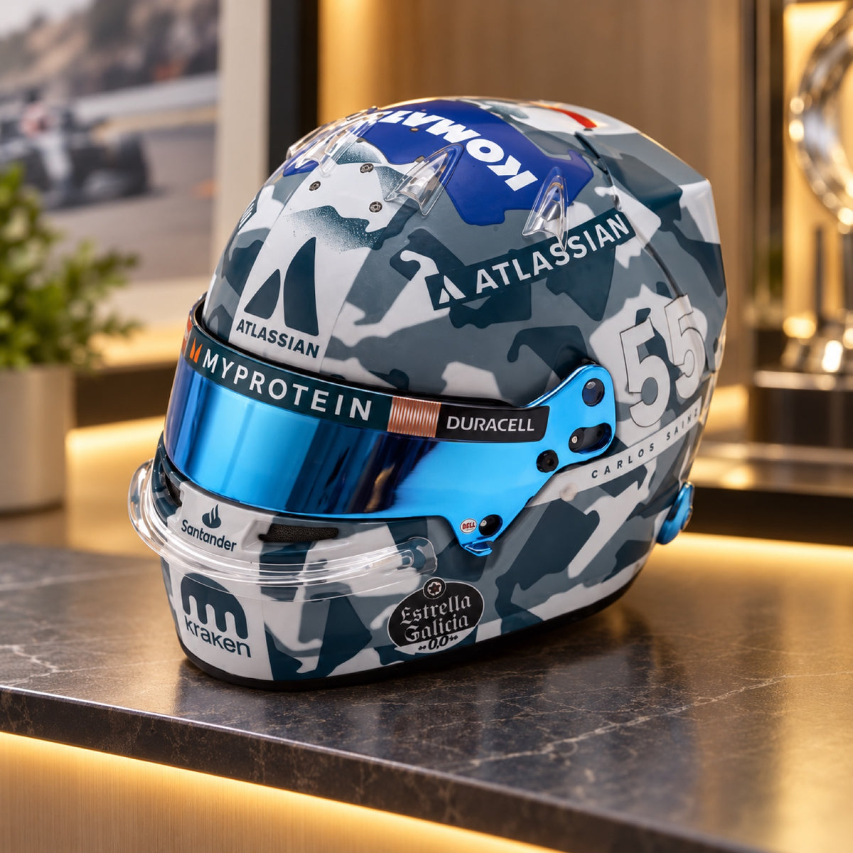 Model prilby SPARK Carlos Sainz Silverstone Grand Prix F1 2025 – ilustračné foto (AI)