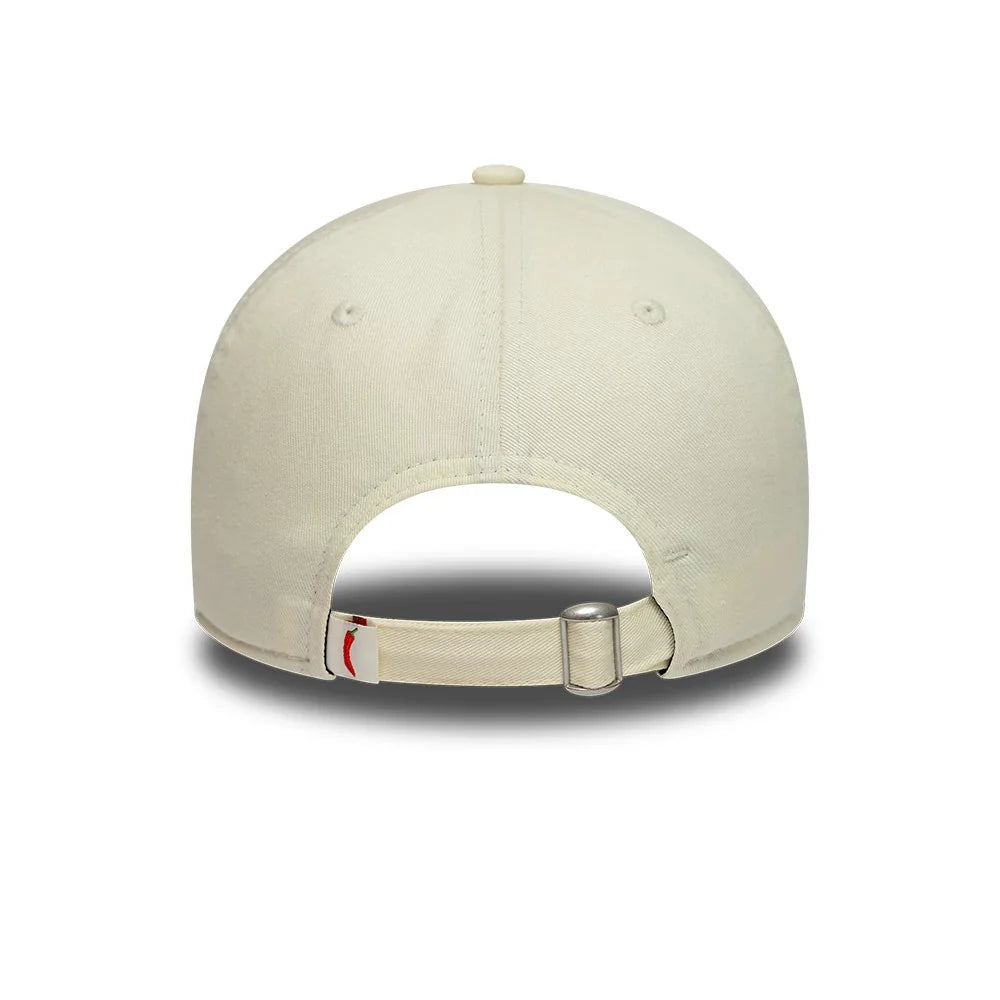 Šiltovka Carlos Sainz TEAMFIFTY5 New Era 9TWENTY – krémovobiela