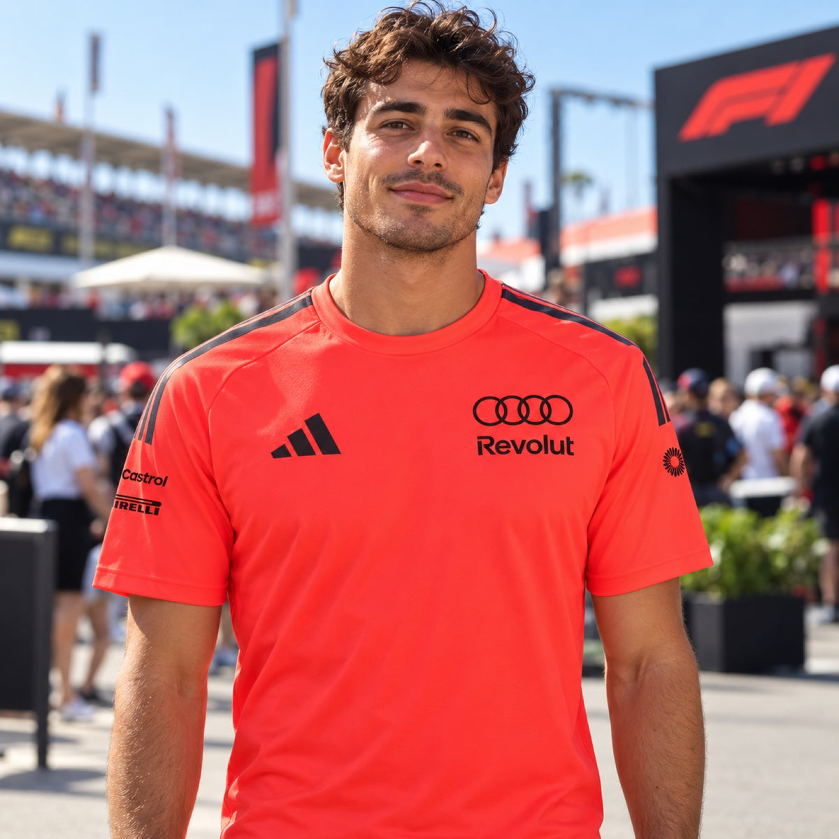 Tímové tričko Audi Revolut F1 x Adidas s logami sponzorov – červené – ilustračné foto (AI)