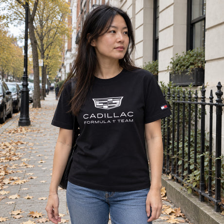 Cadillac F1 x Tommy Hilfiger T-Shirt – Black, Lifestyle Edition – ilustrační foto 2 (AI)