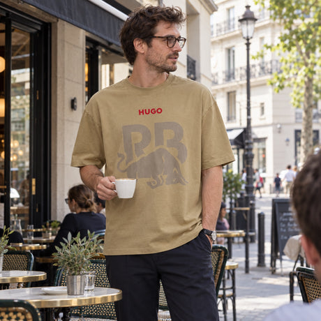 HUGO Racing Bulls Casual T-Shirt – Sand – ilustrační foto (AI)