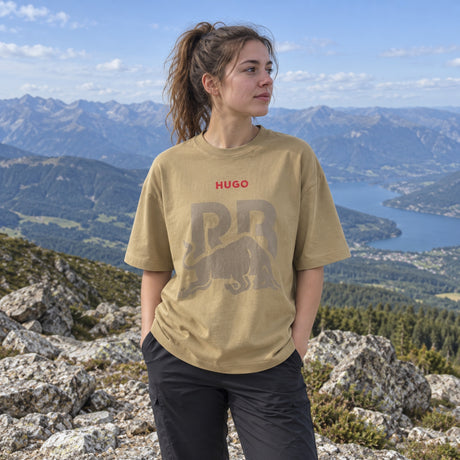 HUGO Racing Bulls Casual T-Shirt – Sand – ilustrační foto 2 (AI)