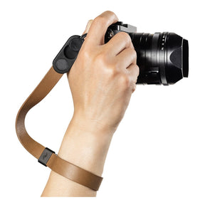 Peak Design Cuff - kožený remienok na fotoaparát na zápästie - Brown