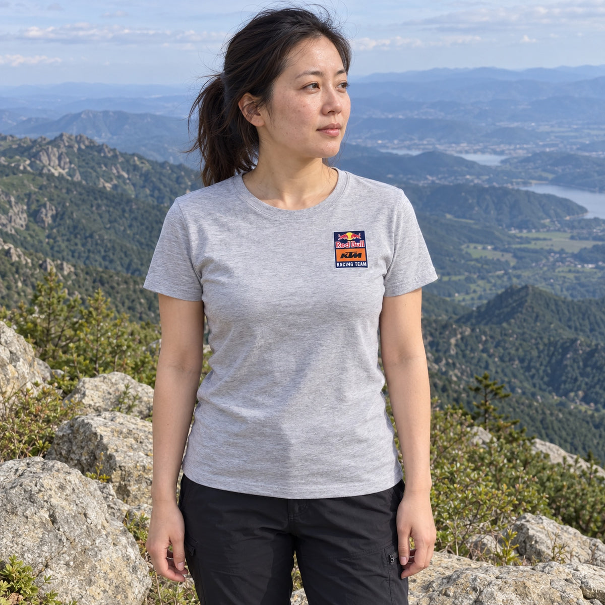 KTM Red Bull Racing Women's Backprint T-Shirt – Grey – ilustrační foto (AI)