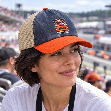 Šiltovka trucker KTM Red Bull Racing RIDER s logom – ilustračné foto (AI)
