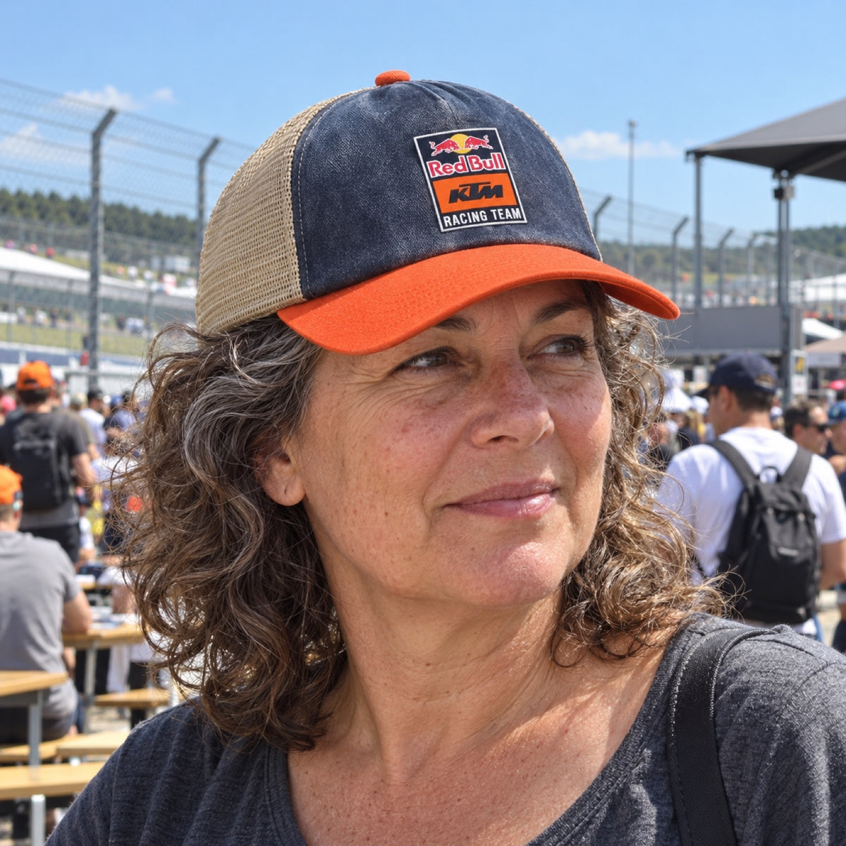 KTM Red Bull Racing RIDER Trucker Cap with Logo – ilustrační foto 2 (AI)