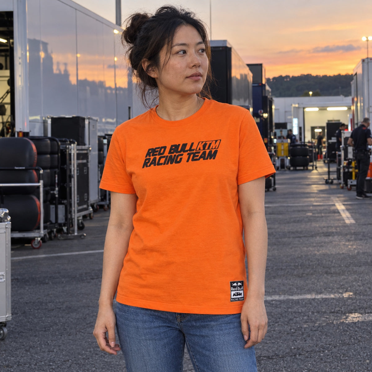 KTM Red Bull Racing Rush Casual T-Shirt – Orange – ilustrační foto 2 (AI)