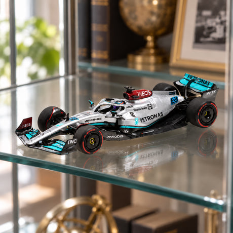 Model Minichamps Mercedes AMG Petronas W13 E George Russell 1:43 – Bahrajn 2022 – ilustračné foto (AI)