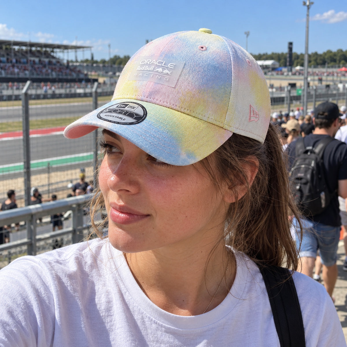 Red Bull Racing F1 9forty DYE Lifestyle Cap – ilustrační foto 2 (AI)