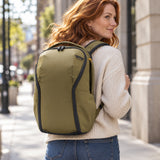 Peak Design Everyday Backpack 20L Zip – Kelp – ilustračné foto (AI)