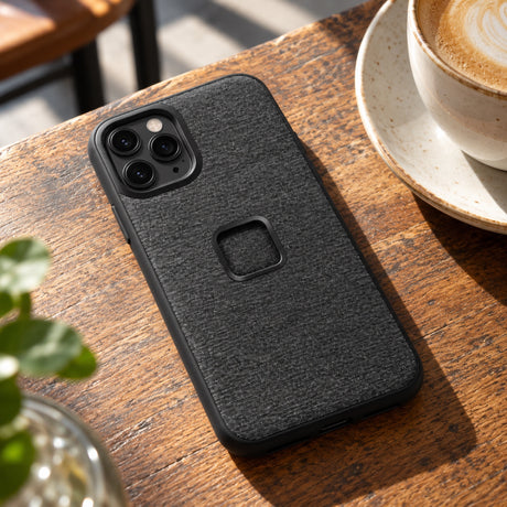 Peak Design Everyday Case iPhone 11 Pro Max – Charcoal – illustrative photo (AI)