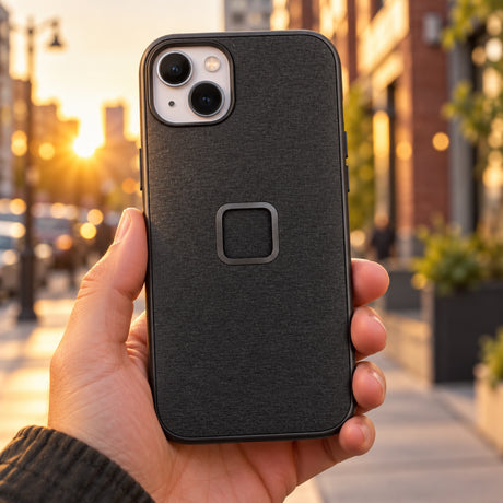 Peak Design Everyday Case iPhone 15 Plus – Charcoal – ilustračné foto (AI)