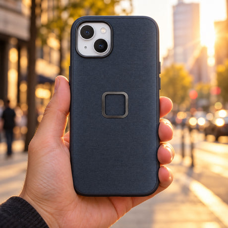 Peak Design Everyday Case iPhone 15 Plus – Midnight – ilustračné foto (AI)