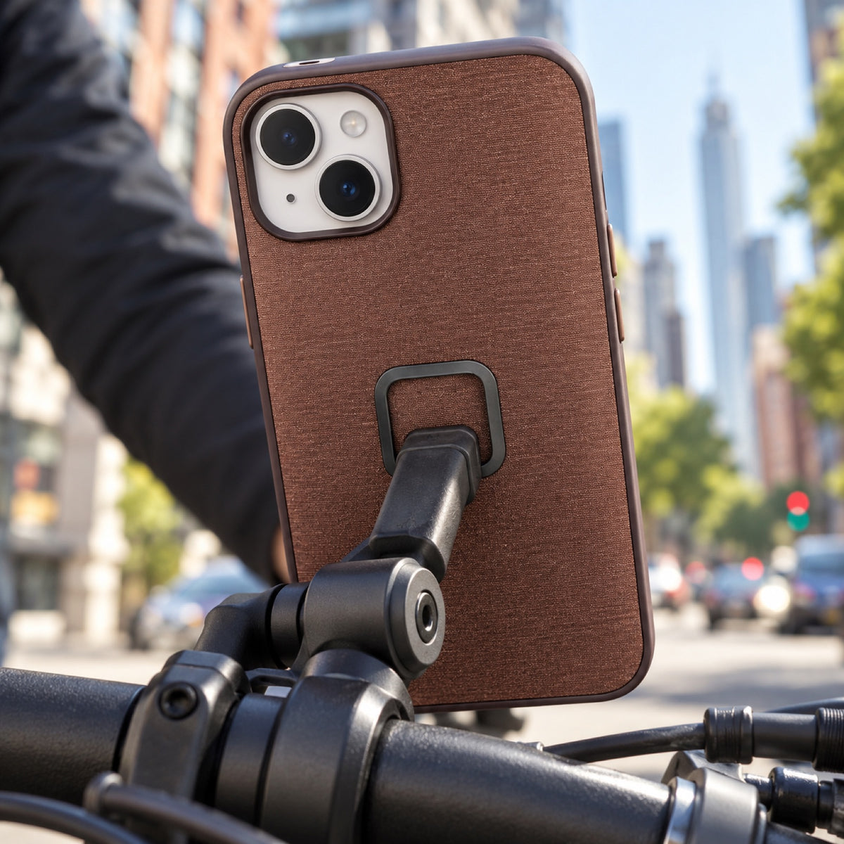 Peak Design Everyday Case iPhone 15 Plus – Redwood – ilustračné foto (AI)