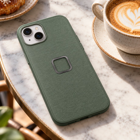 Peak Design Everyday Case iPhone 15 Plus – Sage – ilustračné foto (AI)
