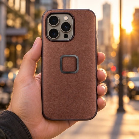 Peak Design Everyday Case iPhone 15 Pro Max v2 – Redwood – ilustračné foto (AI)