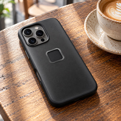 Peak Design Everyday Case iPhone 16 Pro – čierna – ilustračné foto (AI)