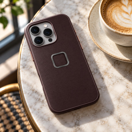 Peak Design Everyday Case iPhone 16 Pro – Eclipse – ilustračné foto (AI)