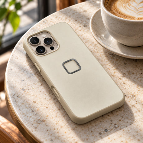 Peak Design Everyday Case iPhone 16 Pro Max – Bone – ilustračné foto (AI)
