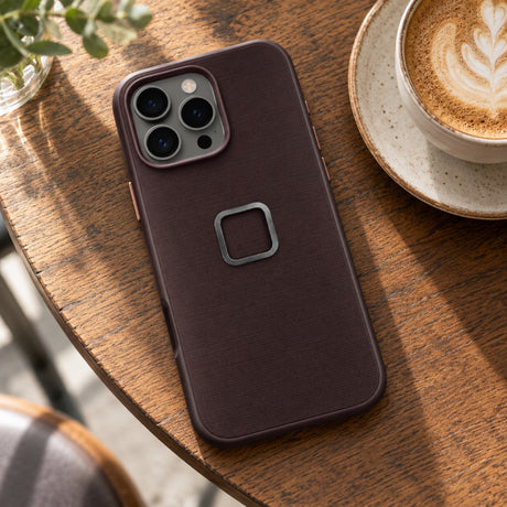 Peak Design Everyday Case iPhone 16 Pro Max – Eclipse – ilustračné foto (AI)