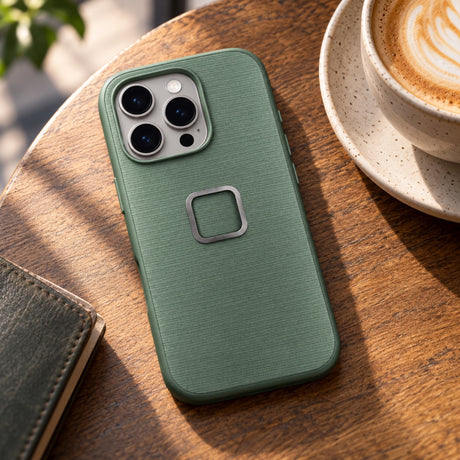 Peak Design Everyday Case iPhone 16 Pro – Sage – ilustračné foto (AI)