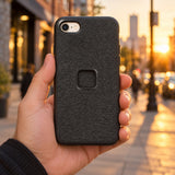Peak Design Everyday Case iPhone SE – Charcoal – ilustračné foto (AI)
