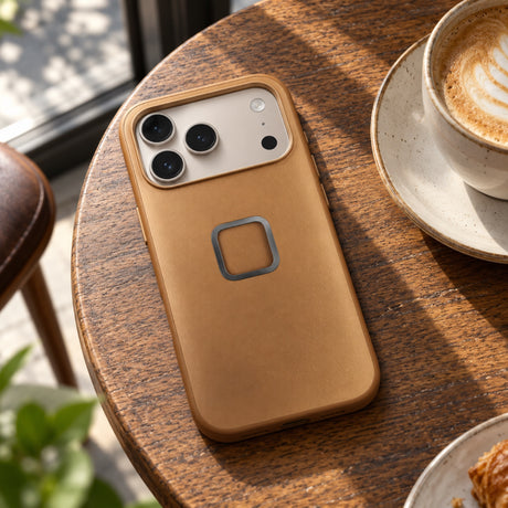 Peak Design Everyday Clarino Case – iPhone 17 Pro – Tan – ilustračné foto (AI)
