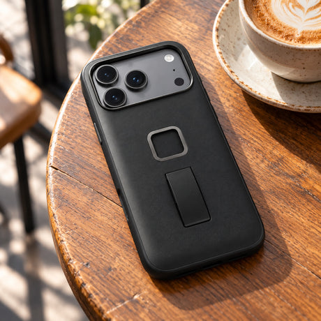 Peak Design Everyday Clarino Loop Case iPhone 17 Pro Max – čierna – ilustračné foto (AI)