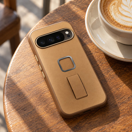 Peak Design Everyday Clarino Loop Case – Pixel 10 Standard a Pro – Tan – ilustračné foto (AI)