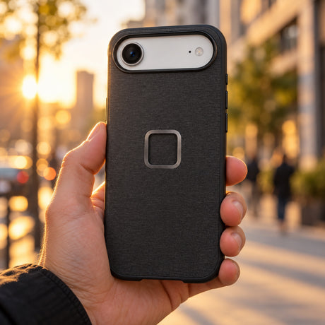 Peak Design Everyday Fabric Case – iPhone 17 Air – Charcoal – ilustračné foto (AI)