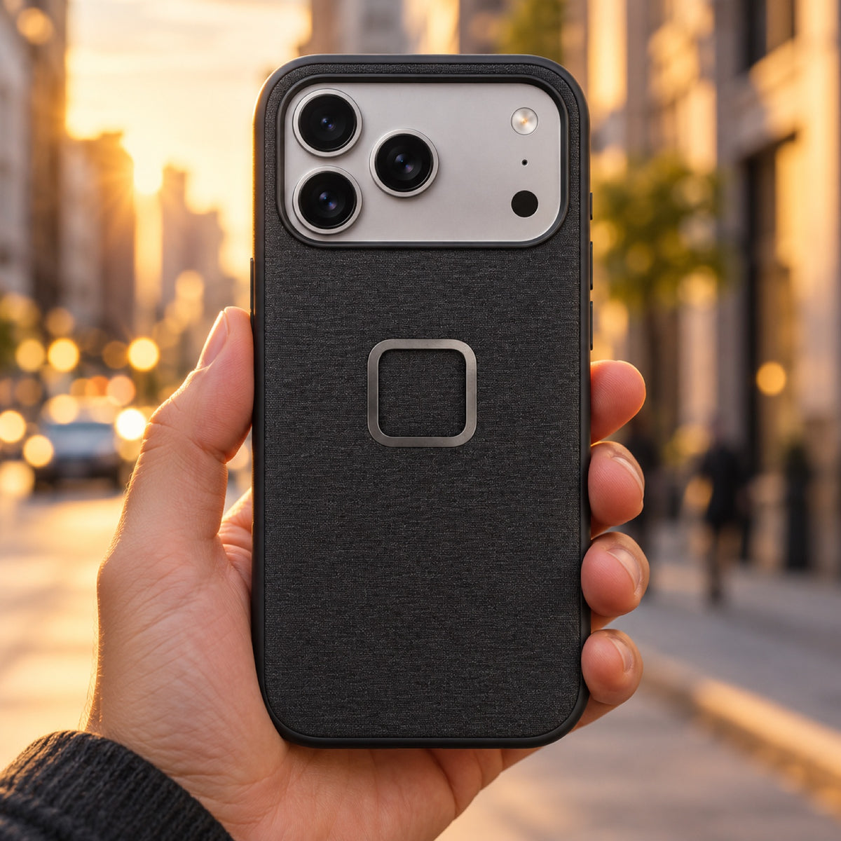 Peak Design Everyday Fabric Case – iPhone 17 Pro – Charcoal – ilustračné foto (AI)