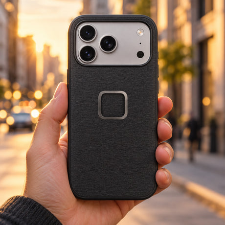 Peak Design Everyday Fabric Case – iPhone 17 Pro – Charcoal – ilustračné foto (AI)