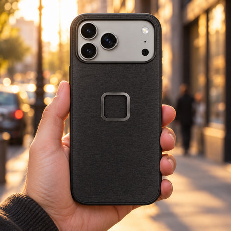 Peak Design Everyday Fabric Case – iPhone 17 Pro Max – Charcoal – ilustračné foto (AI)